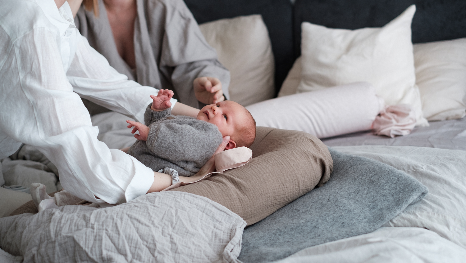 The benefits of baby massage, Snuggle Me Sensory Lounger, beebimassaaži eelised