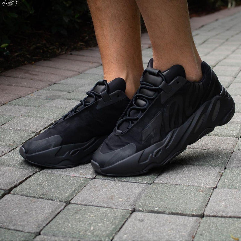 yeezy boost 700 mnvn triple black