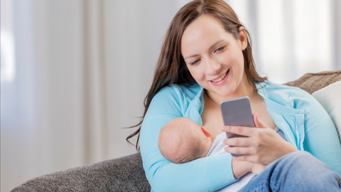 mom scrolling through instagram during breastfeeding