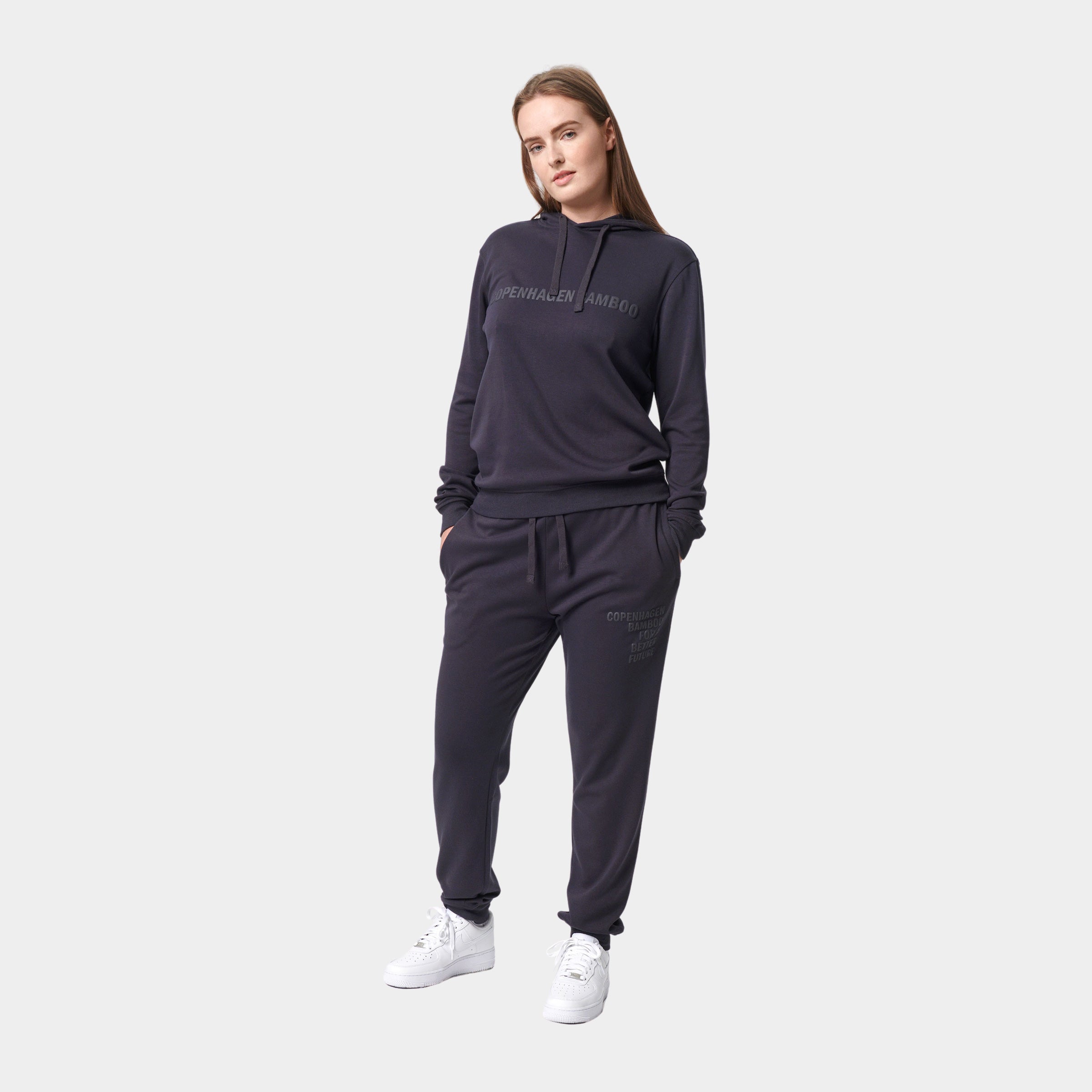 Billede af Bambus hoodie joggingsæt i mørkegrå med logo til damer fra Copenhagen Bamboo, XS