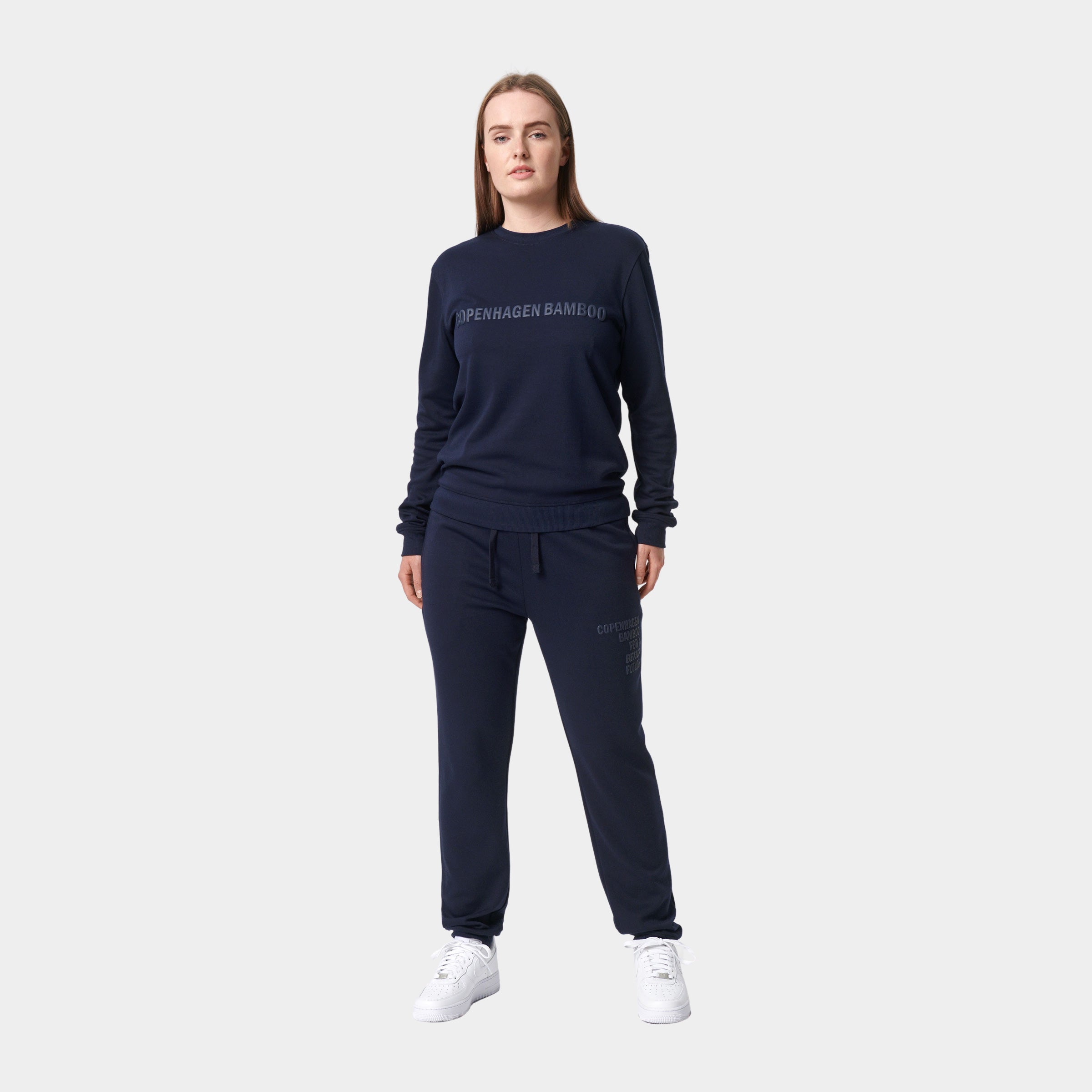 Billede af Bambus joggingsæt i navyblåt med logo til damer fra Copenhagen Bamboo, XS