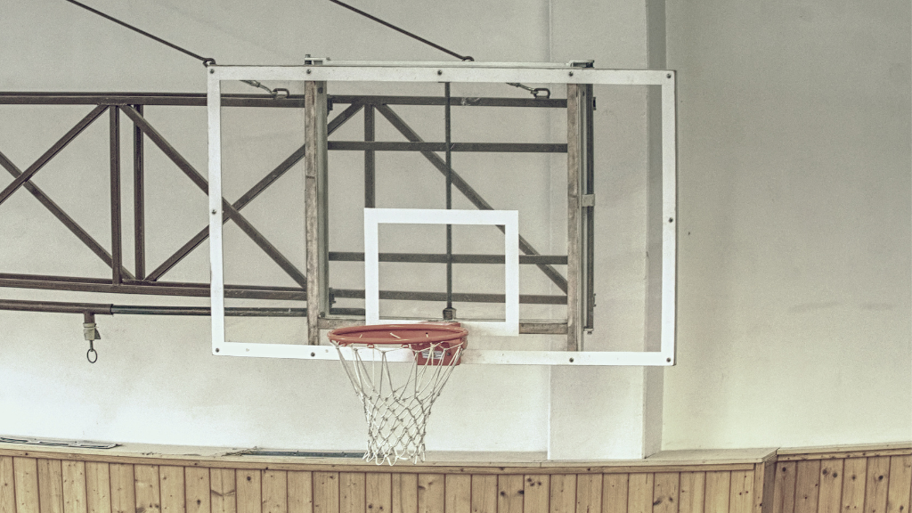¿Qué es y como debería ser un tablero de baloncesto?