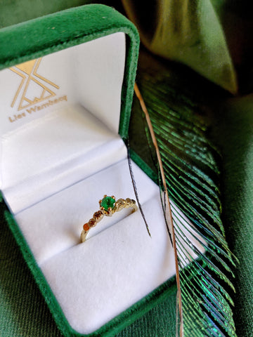 Een ring gemaakt op maat van klant met een smaragd en saffieren