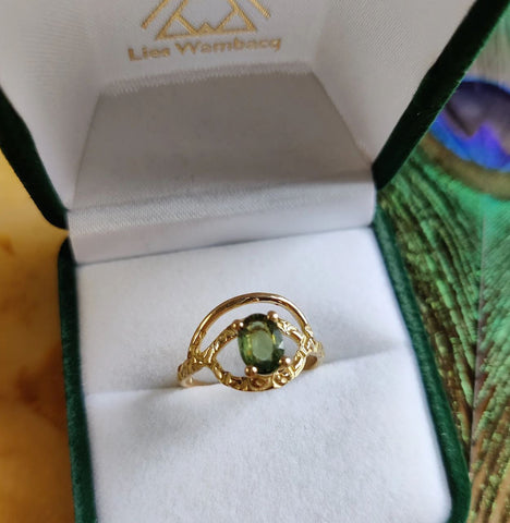Ring 18K geelgoud met groene saffier verlovingsring juweelontwerpster Leuven