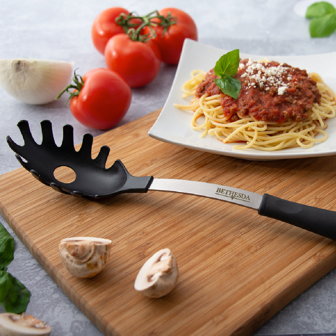 https://cdn.shopify.com/s/files/1/0605/6571/7167/products/AMC-pasta-server-W956-a_1600x.jpg?v=1644949940