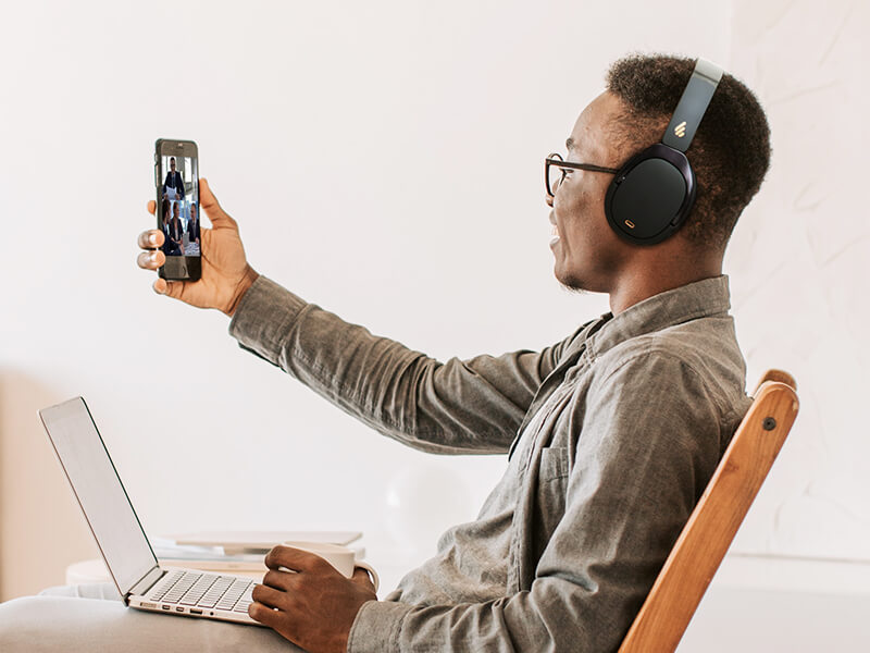 A woman tapping the edifier to-u6+ earbud