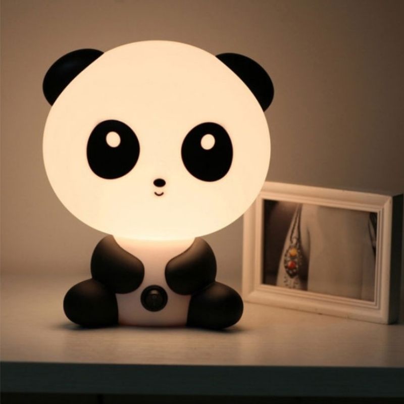 Grande veilleuse panda allumée sur une table en bois