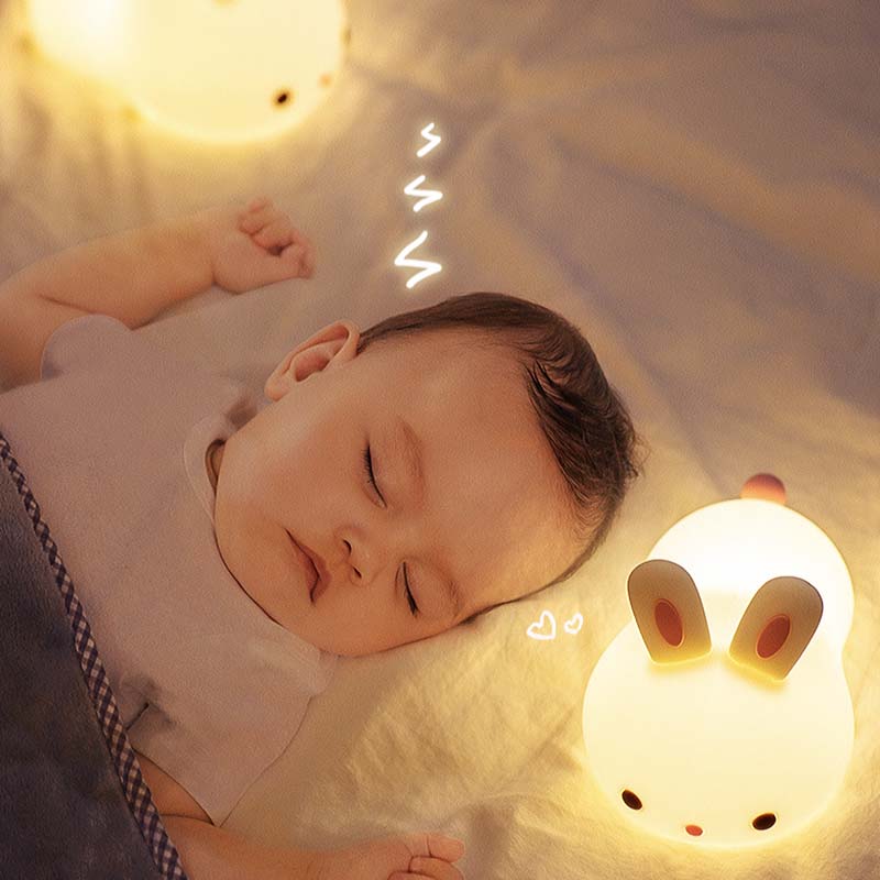 Bébé qui dort avec sa lapin veilleuse