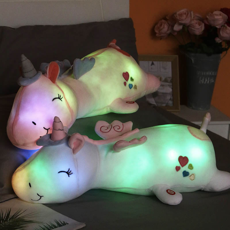 peluche licorne veilleuse qui brille dans une chambre