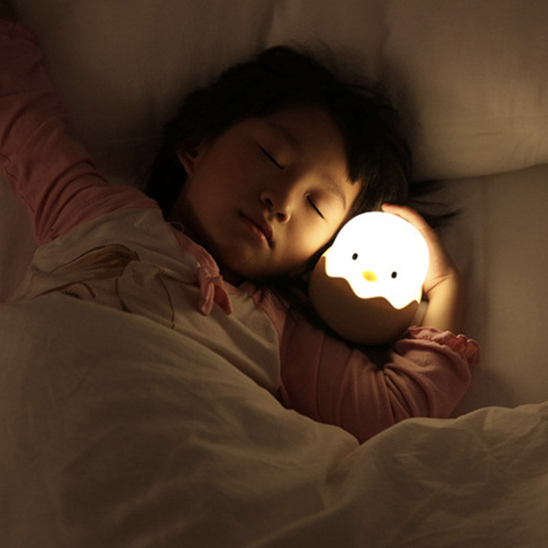 enfant qui dort avec la veilleuse poussin