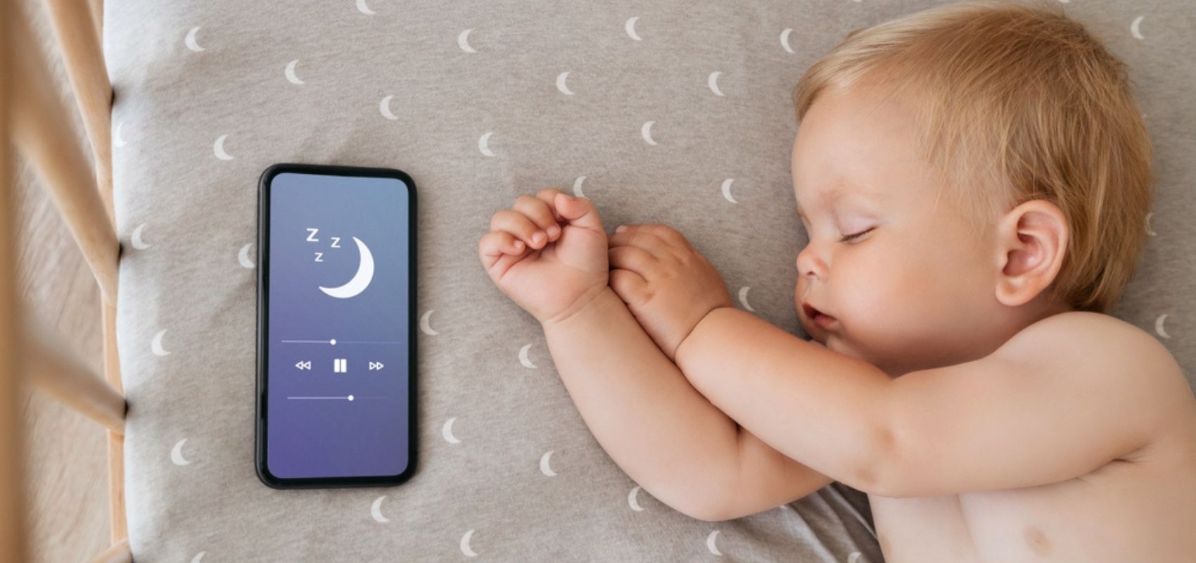 bébé qui dort avec un téléphone