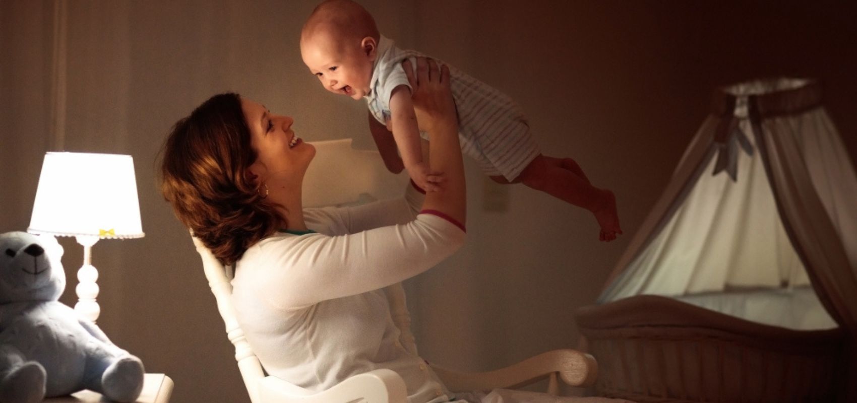 maman qui joue avec son bébé