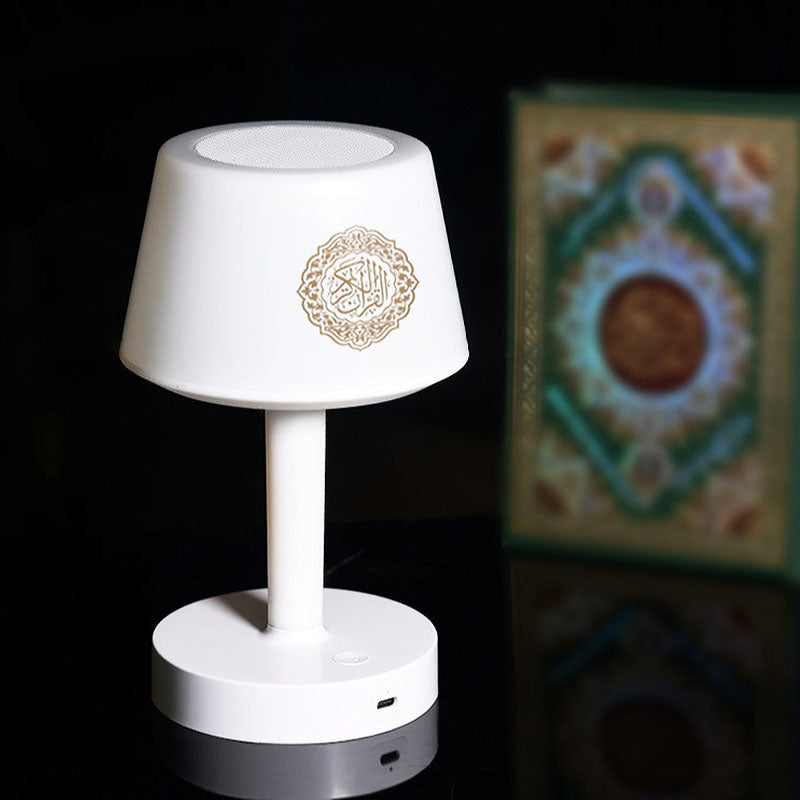 Lampe veilleuse coranique à côté d'un Coran