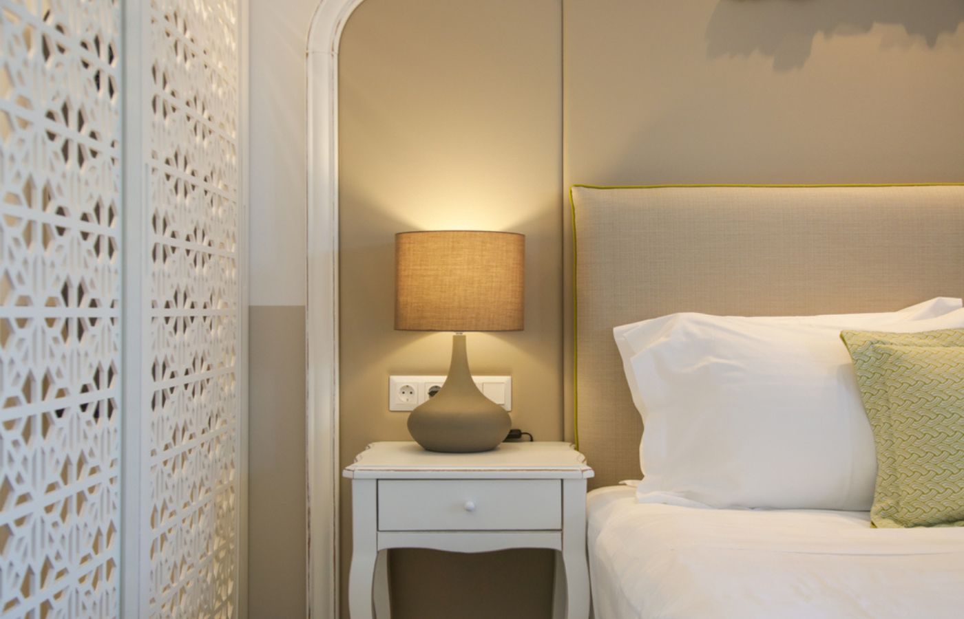 Chambre à coucher avec une lampe de chevet allumée