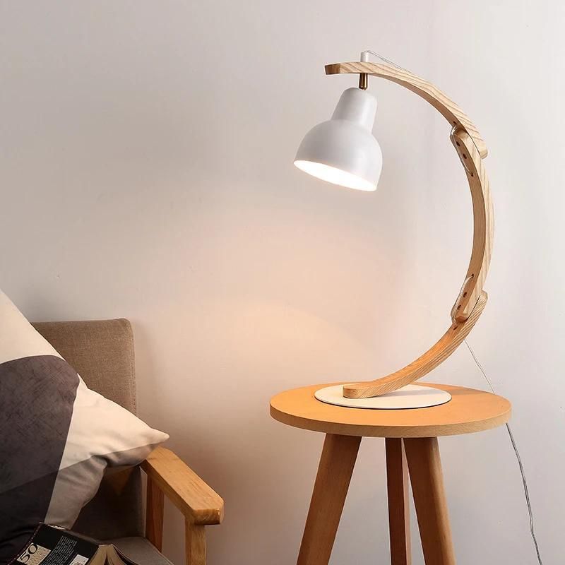 la lampe de chevet artisanale en bois allumée dans un salon