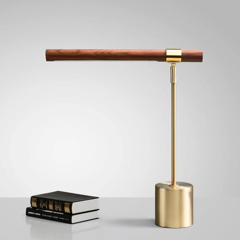 lampe de chevet industriel bureau sur un bureau à côté de deux livres