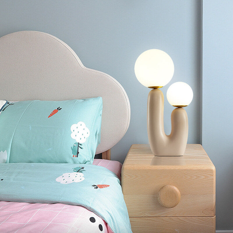 La lampe de chevet design ado allumée dans une chambre à coucher