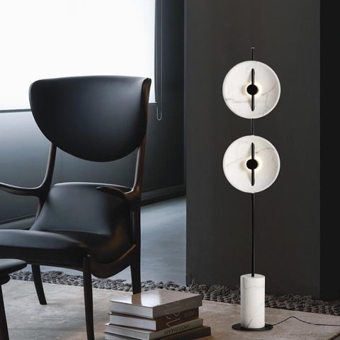 Lampe De Chevet Design Blanche dans un salon avec un fond noir