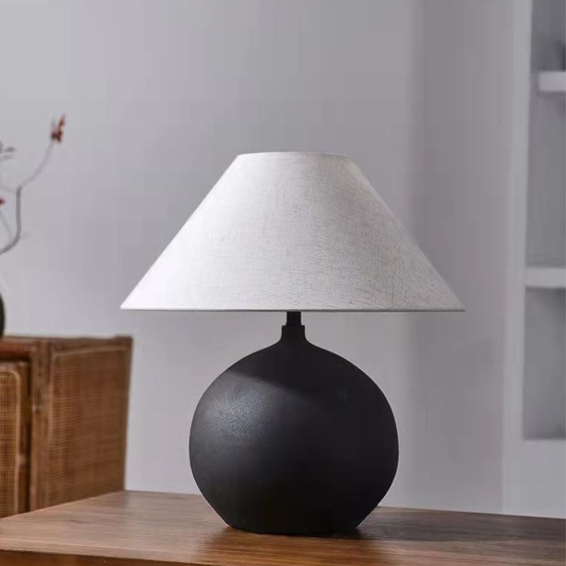 Lampe de chevet design classique éteinte sur une table