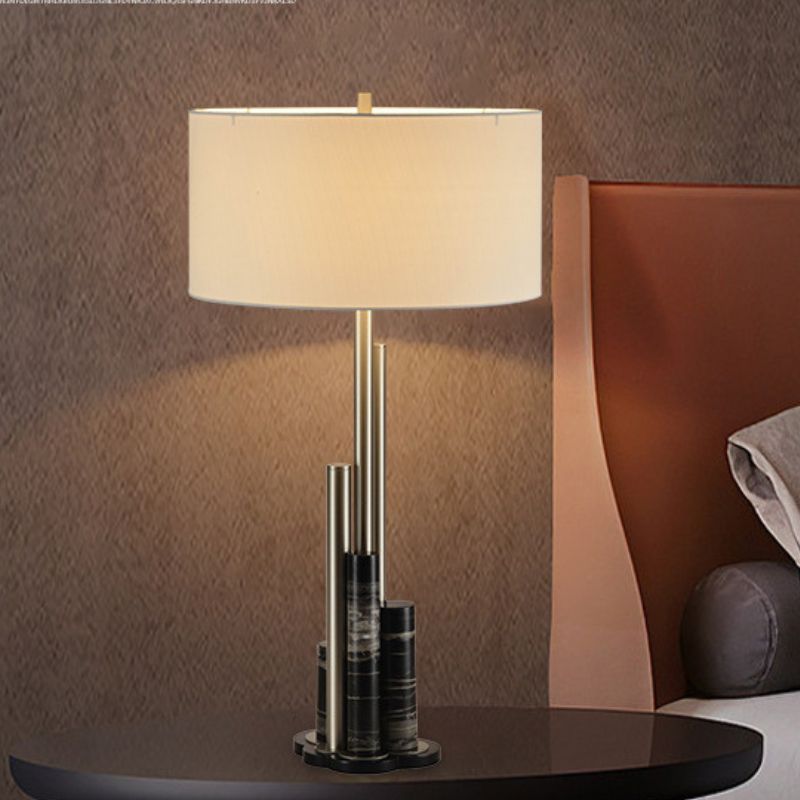 lampe de chevet design italien allumée sur une table
