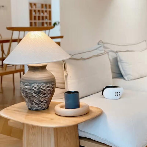 Lampe de chevet design pour chambre sur une table dans un salon