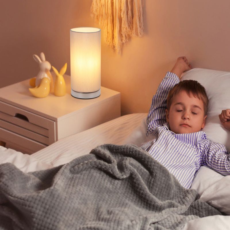 lampe de chevet sensitive touch tactile design allumée dans une chambre