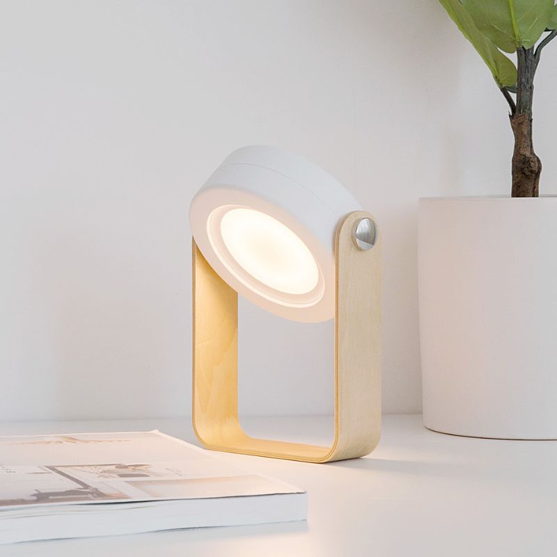 lampe de chevet ado design allumée sur une table