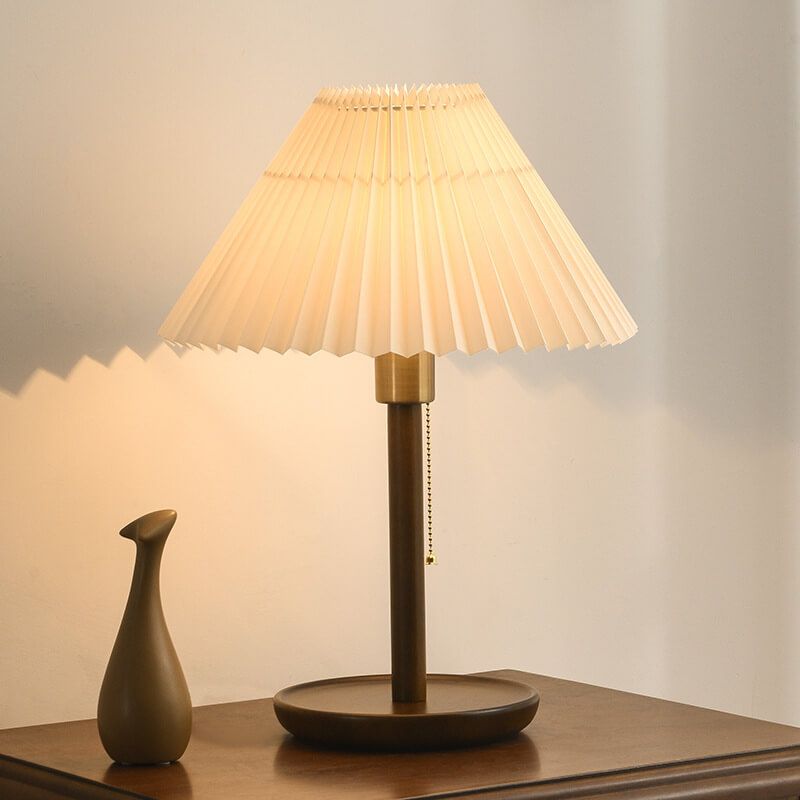 Lampe de chevet en bois flotté rétro allumé dans une chambre