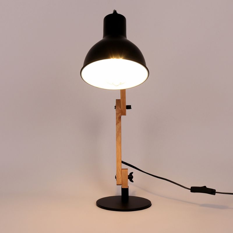 La petite lampe de chevet en bois pliante allumée
