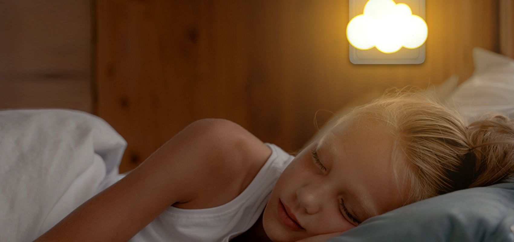 petite fille qui dort avec une veilleuse murale allumée