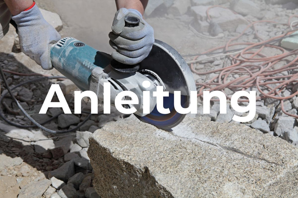 Es ist ein Bild eines Handwerkers zu sehen der im Garten mit einer großen Flex und einer Stein Trennscheibe 230 mm den Sandstein formt in dem er ihn schneidet