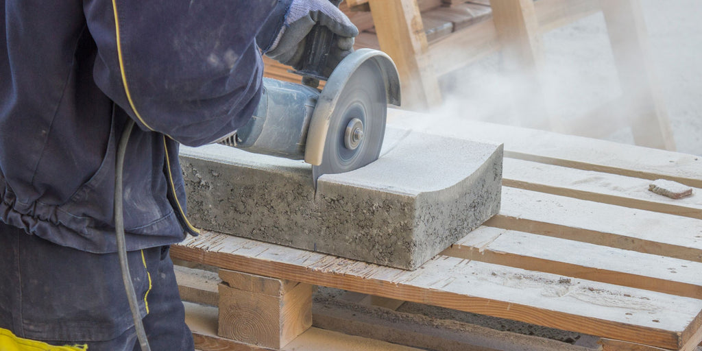 Bannerbild Betonsteine rund schneiden - Anwenderbild Handwerker beim rund Schneiden von Steinen mit einer Flex (Winkelschleifer)