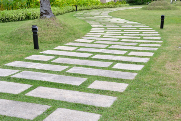 Beton Gartenweg mit Struktur für ein modernes Erscheinungsbild