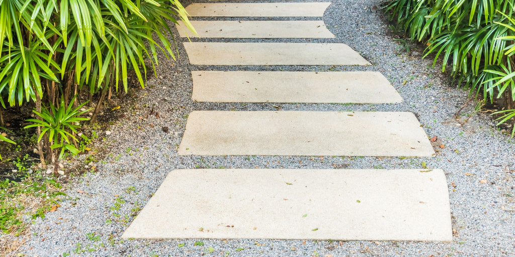 Pratiquez le meulage du béton avec la meuleuse d'angle sur une vieille dalle de béton dans le jardin