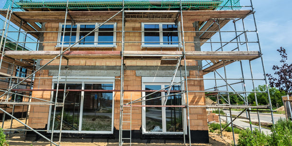 Scier une découpe pour les fenêtres dans la maçonnerie - exemple d'image chantier de construction de maison Ouverture pour les fenêtres