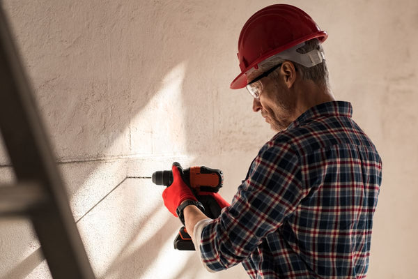 Bohrlöcher und Bohrungen richtig durchführen wie dieser Heimwerker