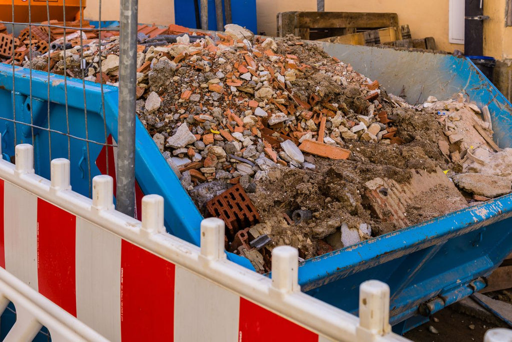 Image d'un conteneur de déchets de démolition pour l'enlèvement de la chape après la coupe