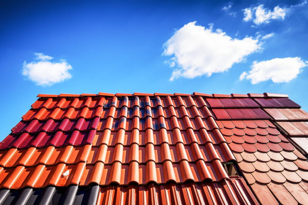 Bild eines neu gedeckten Dachs mit Dachziegeln die Bohrlöcher für Solaranlagen benötigen