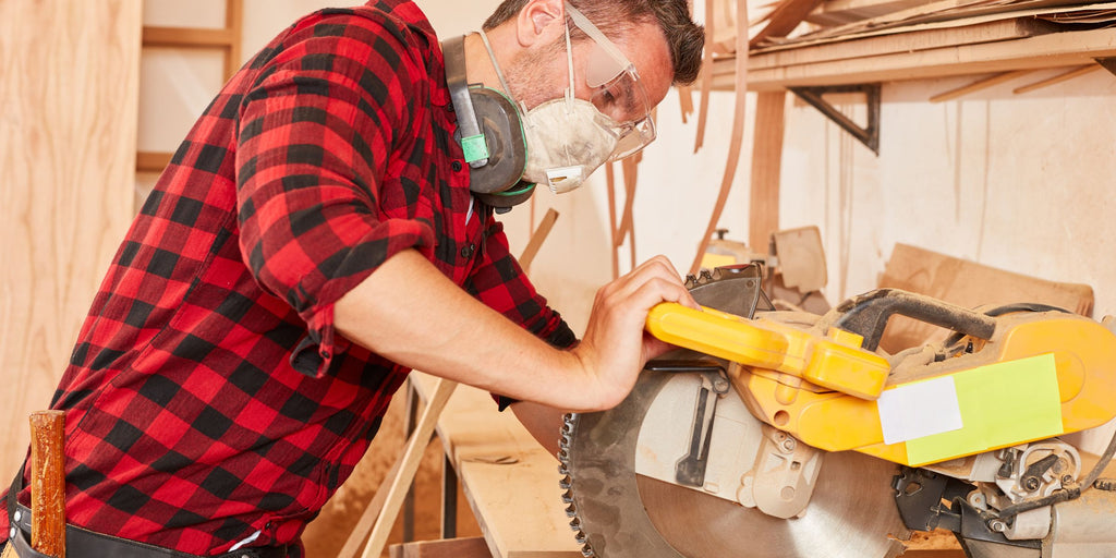 Craftsman cutting stones who protects himself from the dust particles with an FFP 2 mask