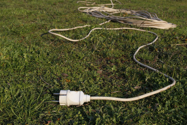 Bild von Elektrokabeln im Garten