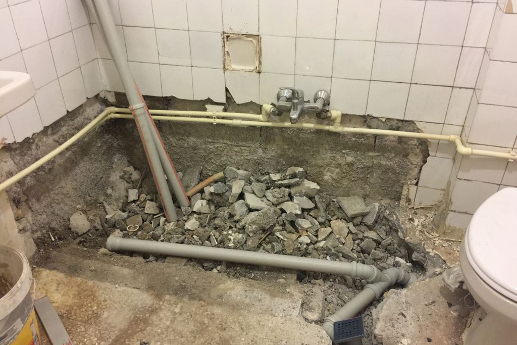 Estrichboden wird im Badezimmer entfernt