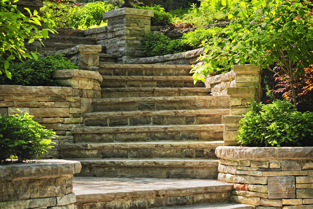 Gartenweg am Hang mit Treppe