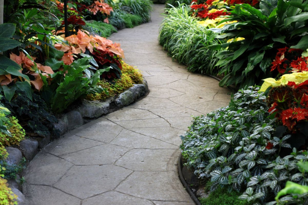 Gartenweg gestalten mit schönen Steinen, Pflanzen und Beleuchtung