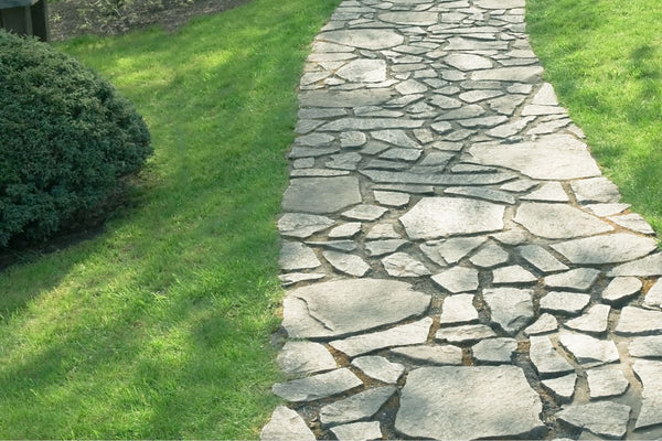 Allée de jardin avec dalles de béton