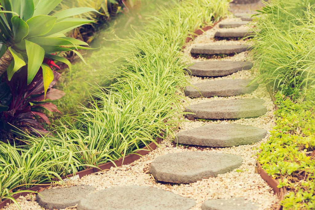 Gartenweg günstig anlegen mit Betonplatten und Kies