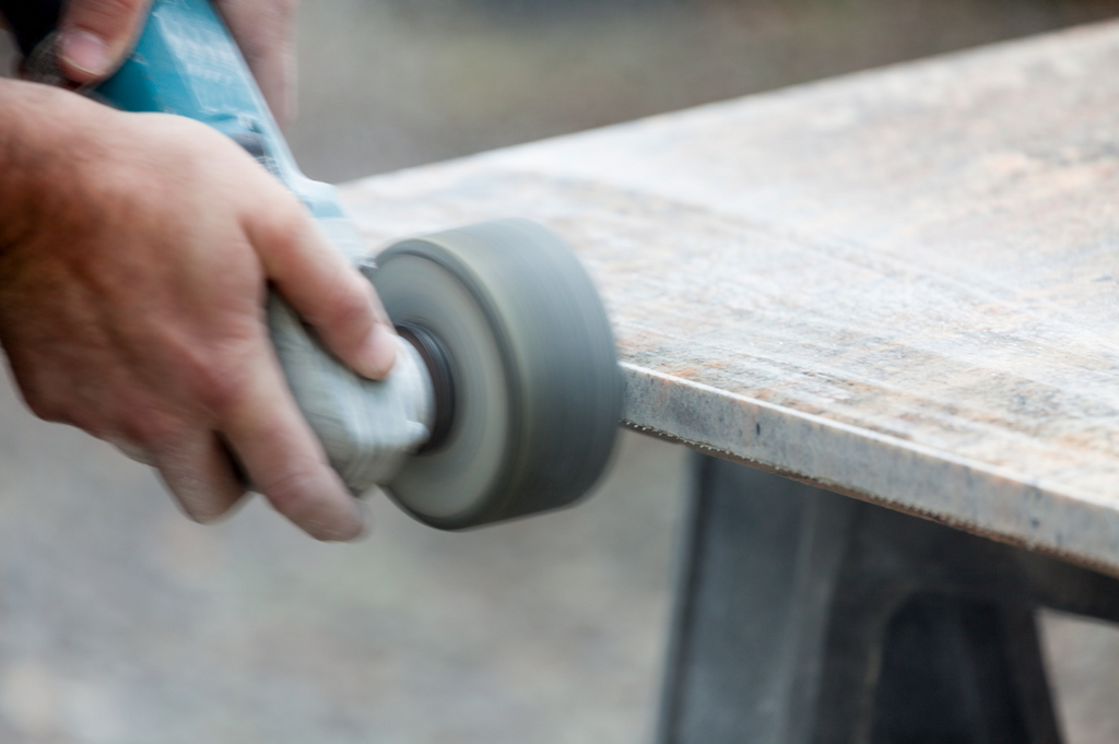 Handwerker beim Granit schleifen _ Schleifmaschine Nahansicht