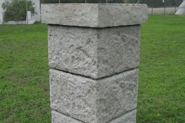 Granitstein in Form einer Granitsäule für den Garten