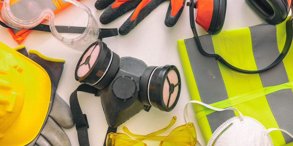 Schutzausrüstung beim Ausreißen von Bodenfliesen anziehen - Bannerbild mit Schutzbrille, Handschuhe, Sicherheitsschuhe, Gehörschutz