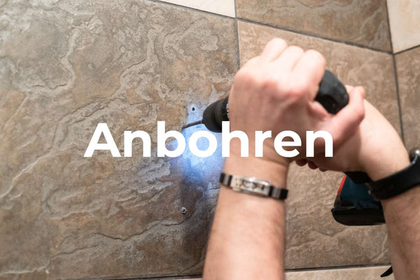 Auf dem Bild wird gezeigt wie ein Handwerker Keramik anbohrt