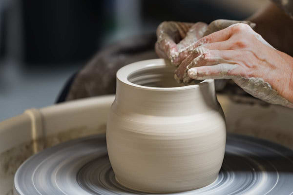 Töpferscheibe verwenden zur Keramik Herstellung von Vasen und Geschirr